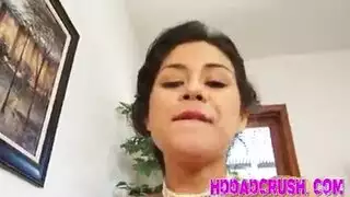 انها تضع قضيبه في هذا الهوس الصغير انها تضع قضيبه في هذا الهوس الصغير