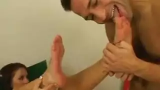 عسل سمراء مشعة في الزي الأحمر يحصل على هذا الشق النحيف عسل سمراء مشعة في الزي الأحمر يحصل على هذا الشق النحيف