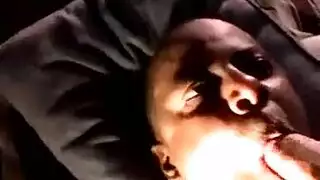 اللسان والديك بين الأعراق إلى الخنزير المصاب. اللسان والديك بين الأعراق إلى الخنزير المصاب.