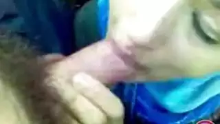 مراهقة عربية تمص قضيب مثل شرموطة مراهقة عربية تمص قضيب مثل شرموطة