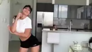 شقراء جميلة تعمل كمدلكة وغالبا ما تمارس الجنس مع عملائها شقراء جميلة تعمل كمدلكة وغالبا ما تمارس الجنس مع عملائها