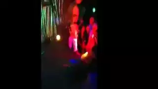 الذكور وقحة في بدلة الفتاة. الذكور وقحة في بدلة الفتاة.