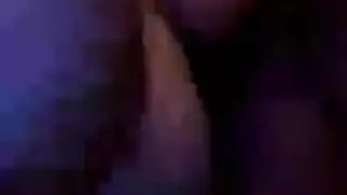 تحب الديك الأسود الكبير بين ساقيها تحب الديك الأسود الكبير بين ساقيها