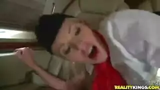 الراكب يتحرش بالمضيفة لينيكها الراكب يتحرش بالمضيفة لينيكها