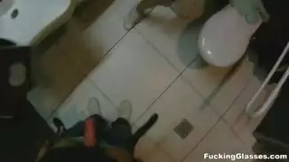 الصبي المخنث يتبول إلى النشوة الجنسية في الأماكن العامة