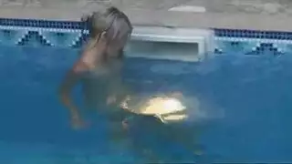 يتأهل ميلا في حين أثارت يتأهل ميلا في حين أثارت