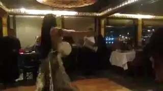 راقصة مصرية تخلع ملابسها لمشهد إباحي صريح