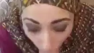 عاهرة محجبة تبتلع كل بوصة من قضيب وحشي