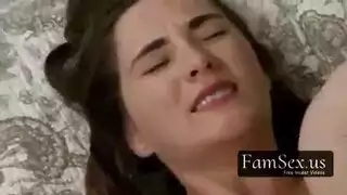  فتاة ماكرة تأخذ رجل أمها من الخلف لجنس إباحي خشن