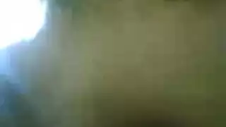 كس فتاة عربية ممحونة يتمدد بزب ضخم، تئن بصوت عالٍ