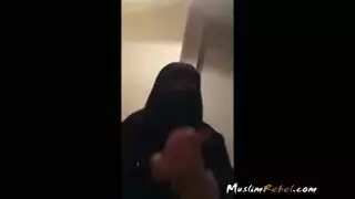 فتاة عربية منقبة تقدم مص عنيف وعمل باللسان
