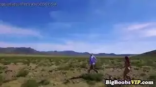 ضرب طيز زوجة مستديرة على المنحدر