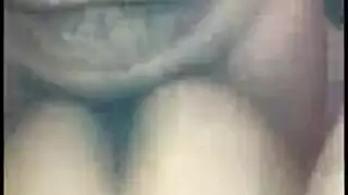 شاب أسمر يشقر يضاجع فتاة سعودية في فتحاتها بعمق وقوة