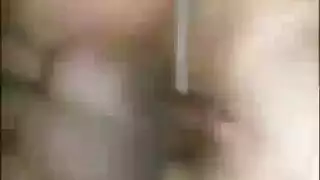 قضيب كبير يدخل مهبل ضيق بقوة وسرعة