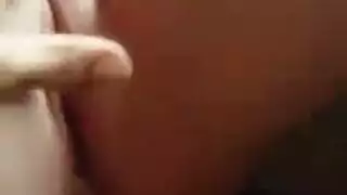 مثقوب حلمات بالإصبع شارك