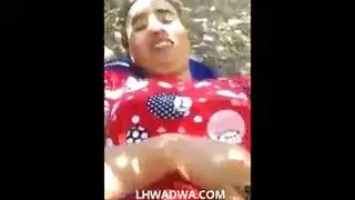 أفلام إباحية ريفية: فتاة أكادير الساخنة تفتح ساقيها لقضيب ريفي