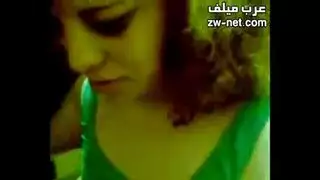 شابان عربيان يشاركان في مضاجعة عاهرة مصرية بقوة