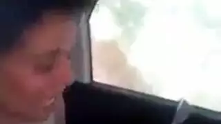 جنس سيارة علني: عاشق عراقي يلعق بظرها ثم ينكها بعمق