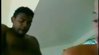 جاري ذو القضيب الأسود في فيلم إباحي: ضربات قوية وابتلاع السائل المنوي