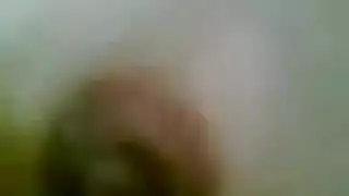 شرموطة ساخنة ترقد على ظهرها و تتناك على النجيلةو نياكها يقذف في كسها