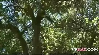 هندياتان تقبلان بعضهما