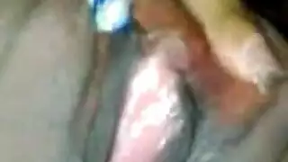 عاري تمامًا مع خشب داكن مثير على الكاميرا