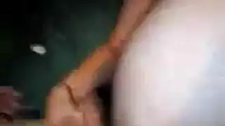 صديقة تقدم مصًا متحمسًا وتتلقى قذفًا على الوجه بعد قبلة فوضوية