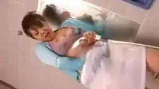 يقيس طولها وعرضها