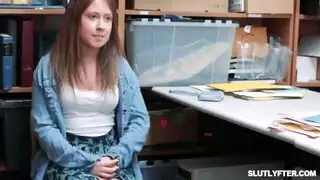 بنت حاول تستناك من ضابط شرط في مكتبه