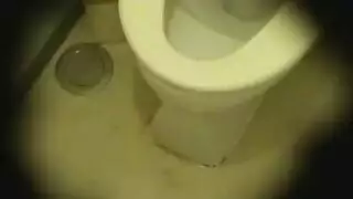 مفلسة ومستعدة للممارسة: أوgy سحاقية في الحمام مع الجارة