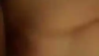 نمرة ناضجة تعرض كسها الصغير المبلل