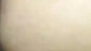 فتاة الأعمال في جوارب النايلون تحصل على قذف داخلي على الأريكة الحمراء