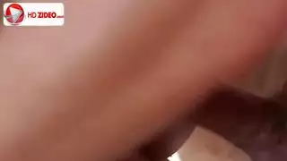 يلعب بلسانه