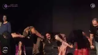 جميلة غريبة تبلع القضيب وتمصه بمهارة محترفة