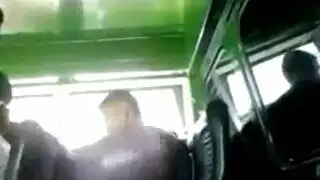 سكسي يلعب في زبه في موقف الباص أمام المره