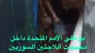 رأسها تتحسر في السور