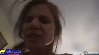 نيك سيارة متوقفة زوجة خائنة تحب القضيب في فمها