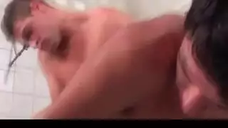 بنات جميلابتتحرش في بعض أمام الكاميرا