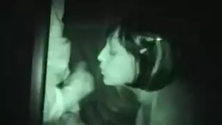 عارضة سودانية غريبة تشعل سيجارة قبل مشهد دخول مزدوج
