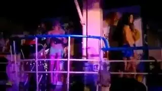 عاهرة سوريّة متحرّكة تُملأ كسها بالمني ثم تقذفه
