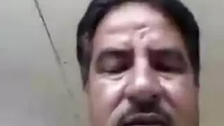 شابة مشاغبة يتم ركوبها من قبل رجل أكبر في مشهد صريح