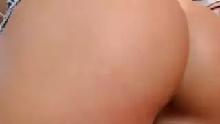 السيد يعلم الخادمة مكانها بزبّه