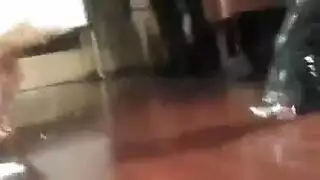 فيتش التبول إكس إكس إكس: ملء طيزها بالبول