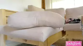 إنه يدفع قضيبه الكبير بالكامل في كس